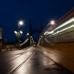 Die Freiheitsbrücke mit Tram......