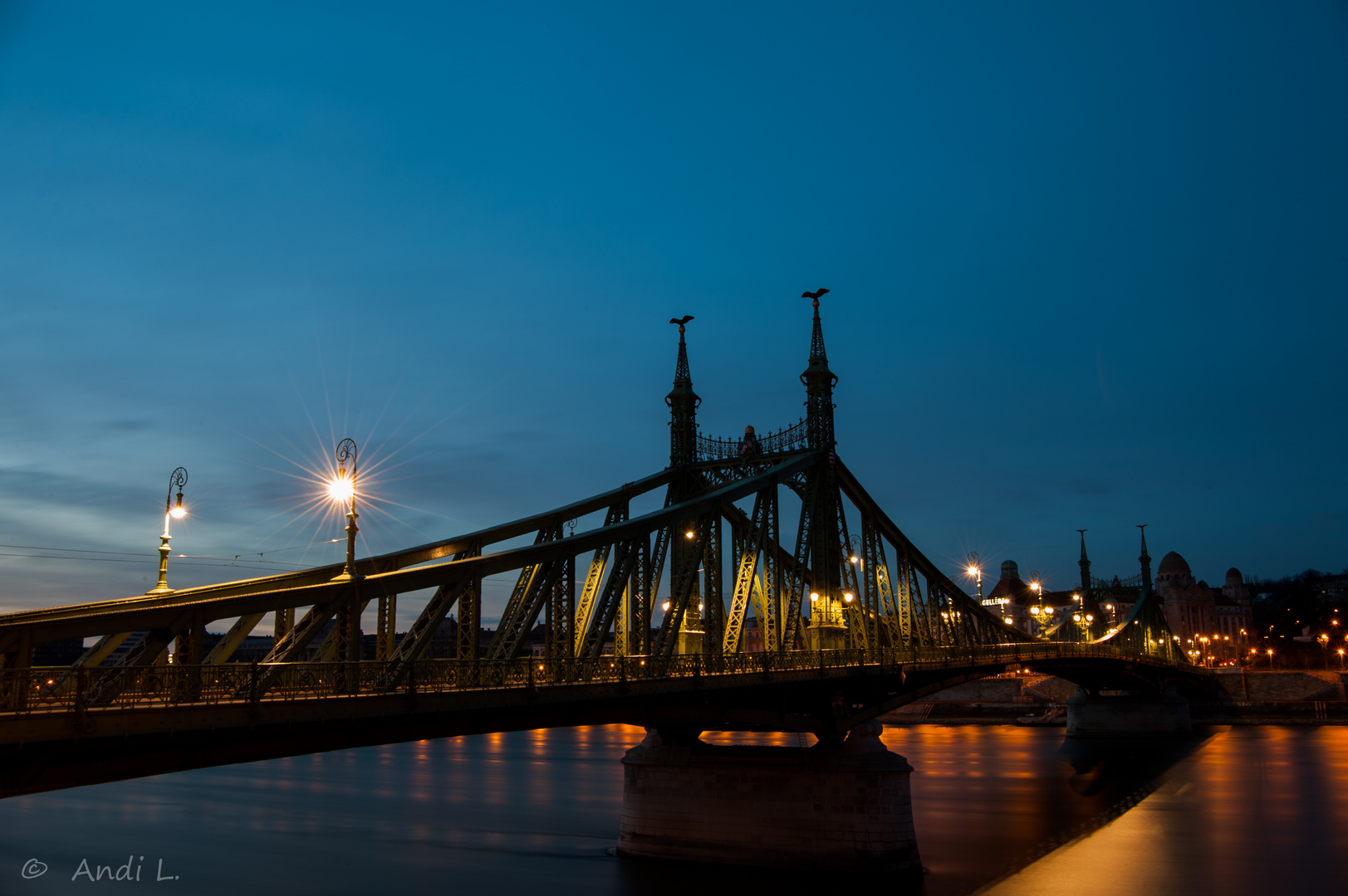 .Die Freiheitsbrücke zur Blauen Stunde.