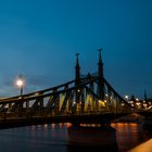 .Die Freiheitsbrücke zur Blauen Stunde.