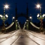 Die Freiheitsbrücke zur blauen Stunde..