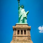 Die Freiheitsstatue vor blauem Himmel (2)