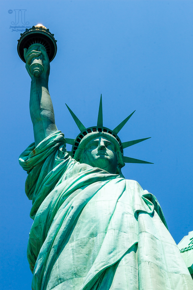 Die Freiheitsstatue vor blauem Himmel