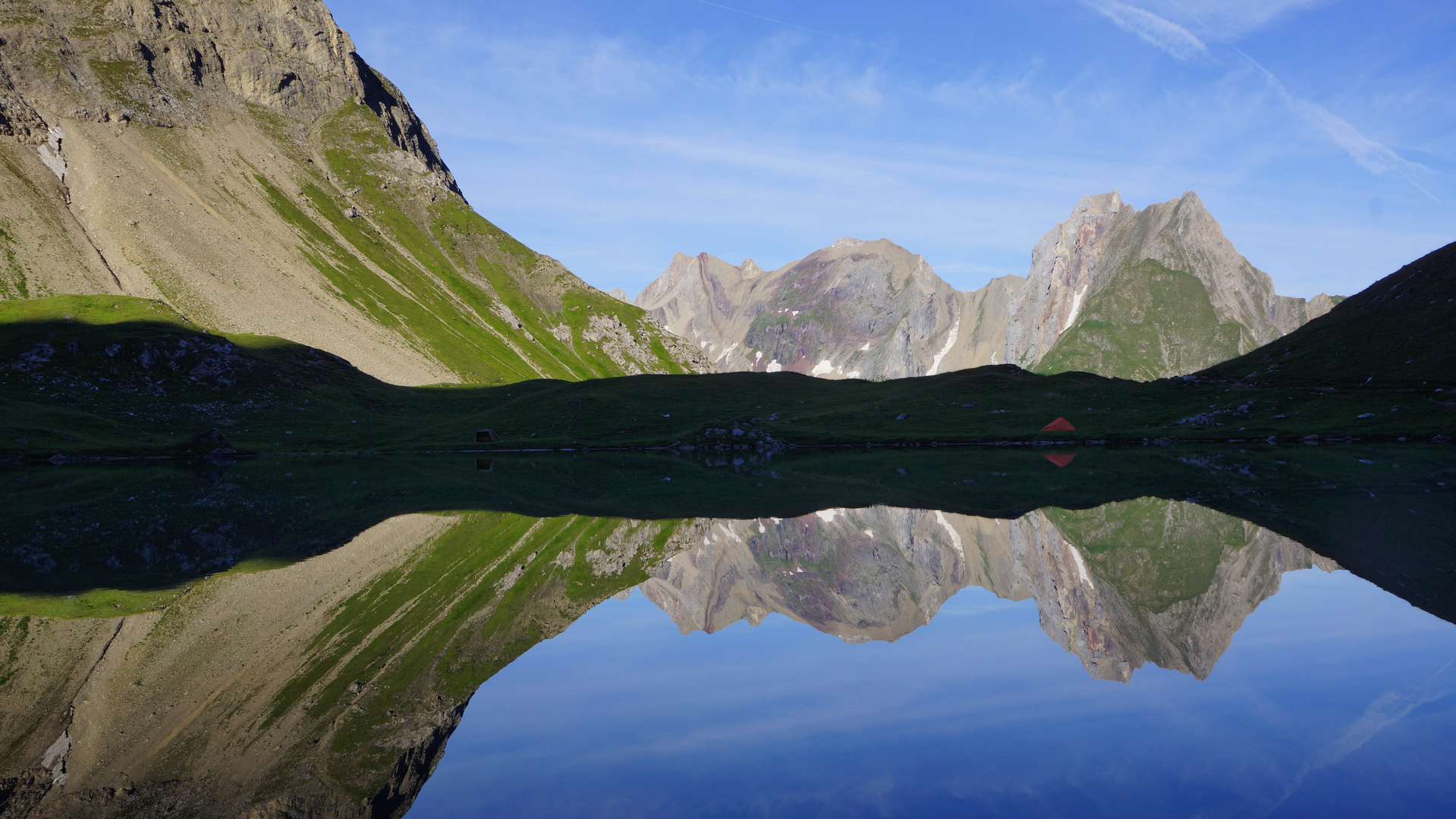 Die Freispitze spiegelt sich im unteren Seewisee