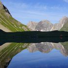 Die Freispitze spiegelt sich im unteren Seewisee