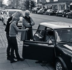 Die Freundinnen bestaunen das neue Auto I