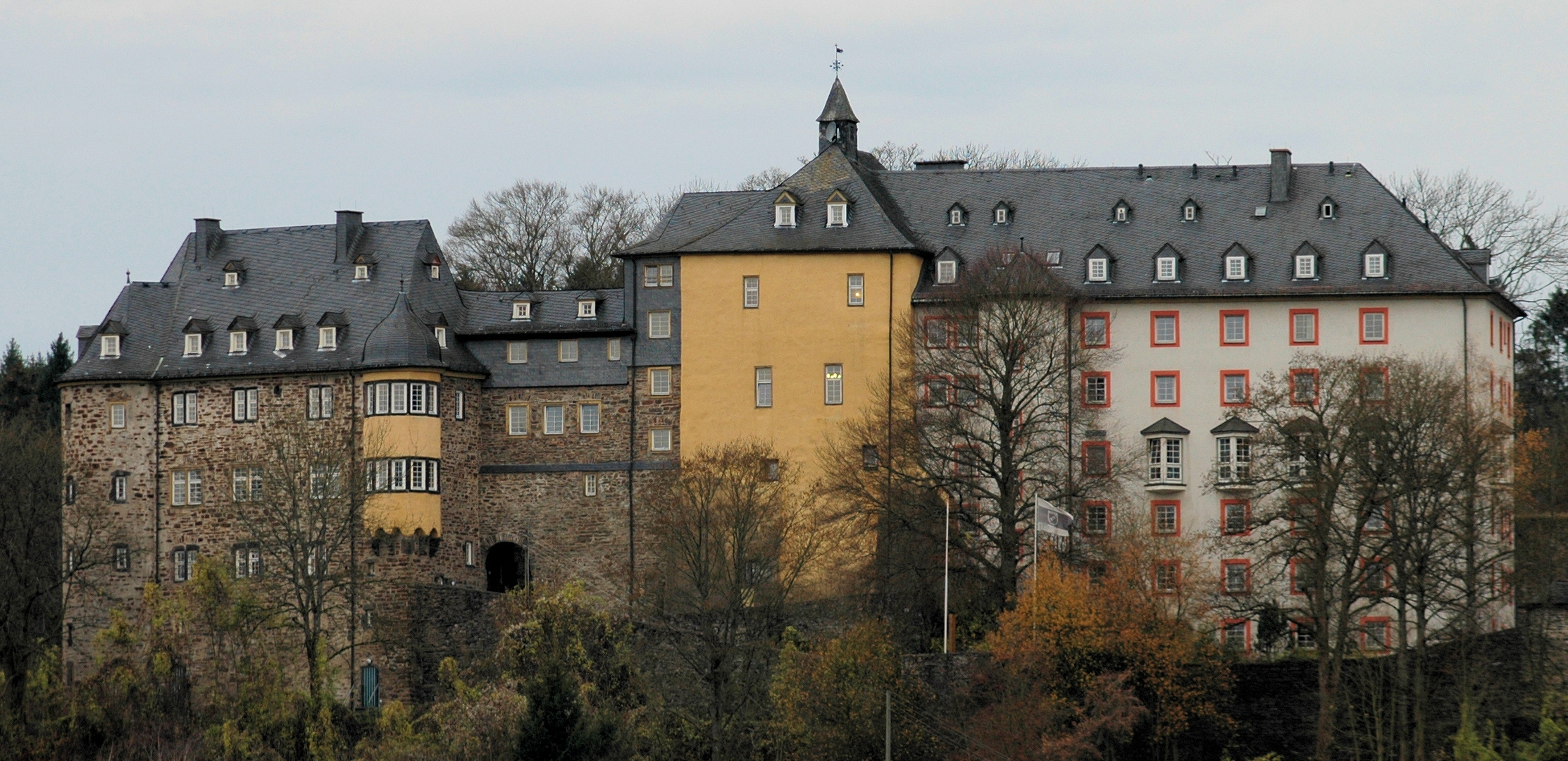 Die Freusburg im Herbst