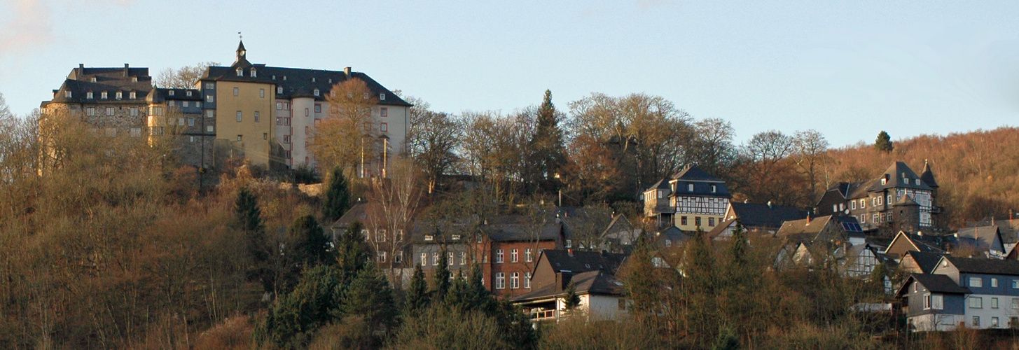 Die Freusburg mit Dorf