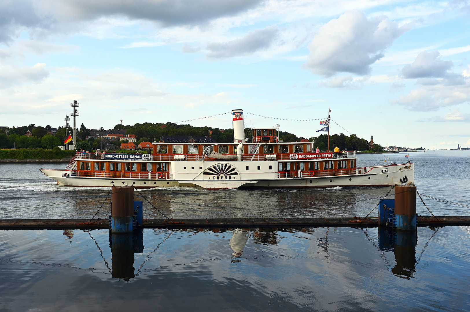 Die FREYA bei der Ausfahrt aus der Schleuse