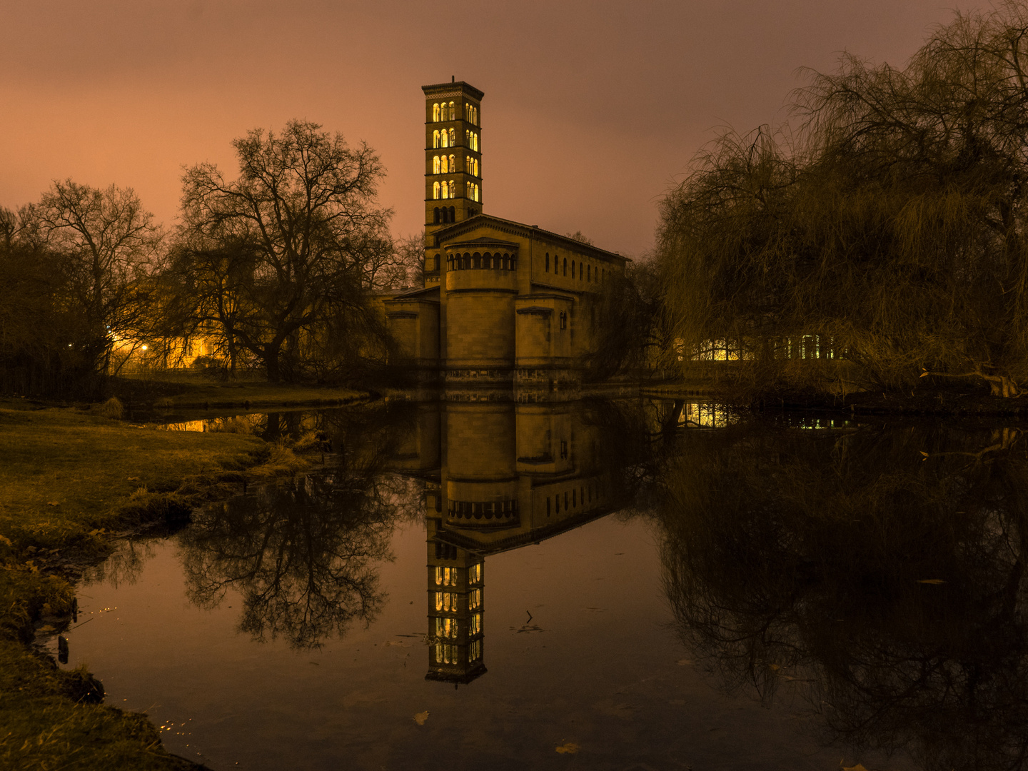 Die Friedenskirche bei Sanssouci bei Nacht