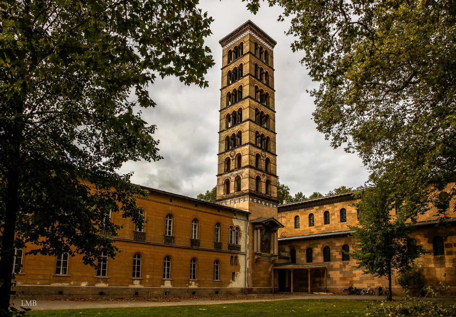 Die Friedenskirche im Herbst