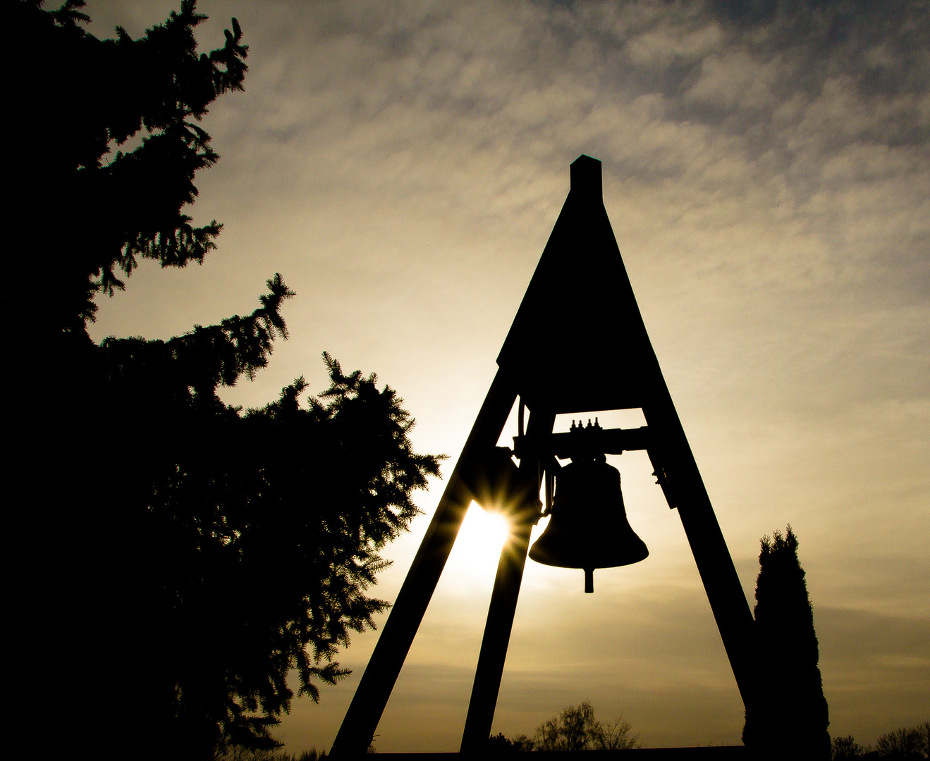 Die Friedhofsglocke im Sonnenuntergang