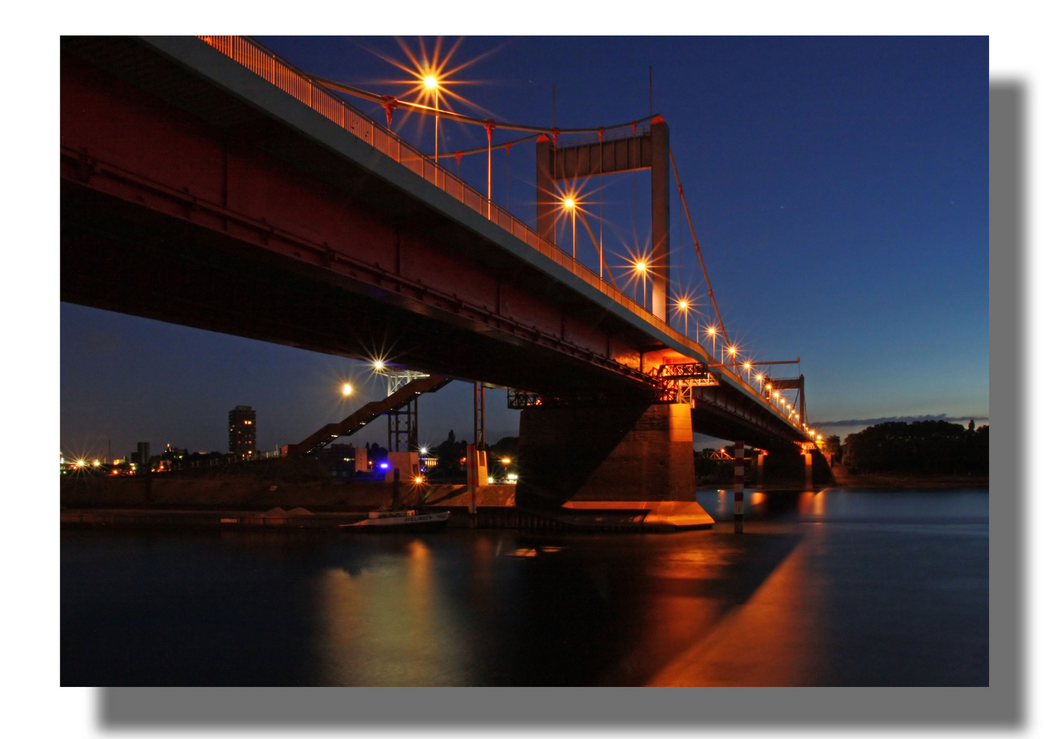 Die Friedrich-Ebert Brücke in Duisburg Ruhrort