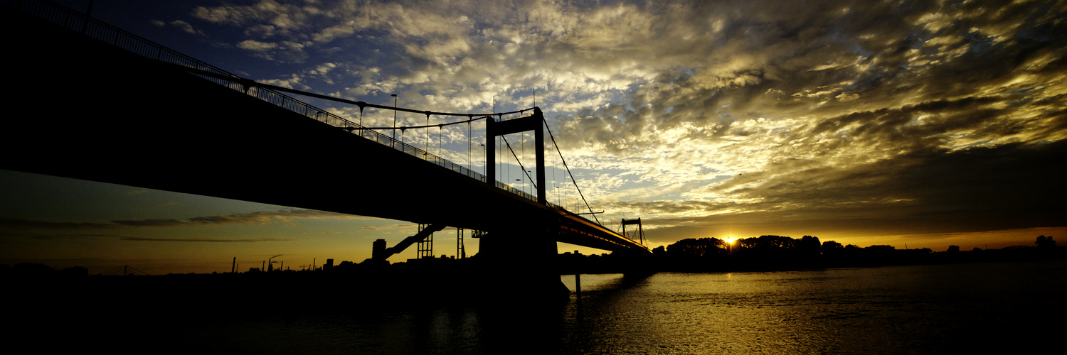 Die Friedrich-Ebert_Brücke im Sonnenuntergang