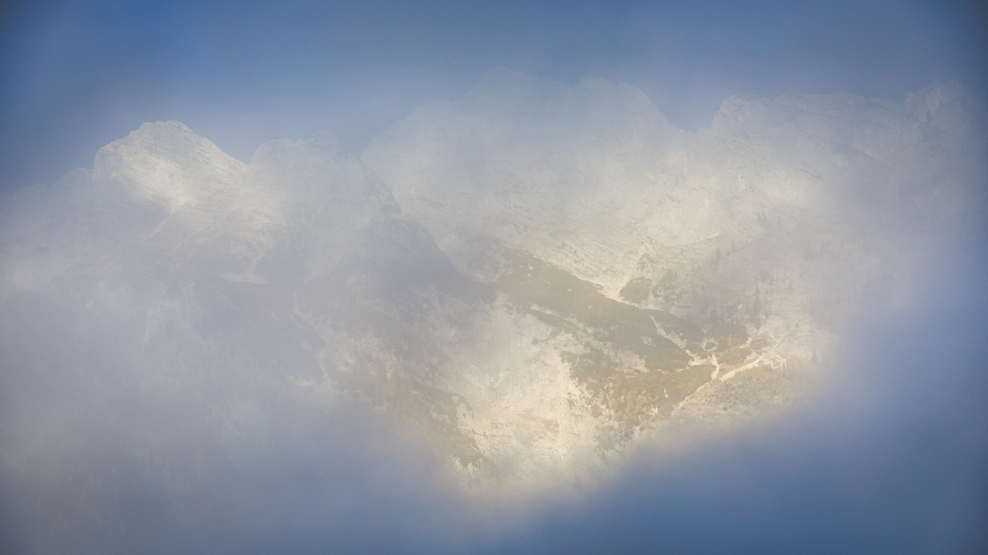 Die frühe Sonne legt den Berg vom Nebel frei...