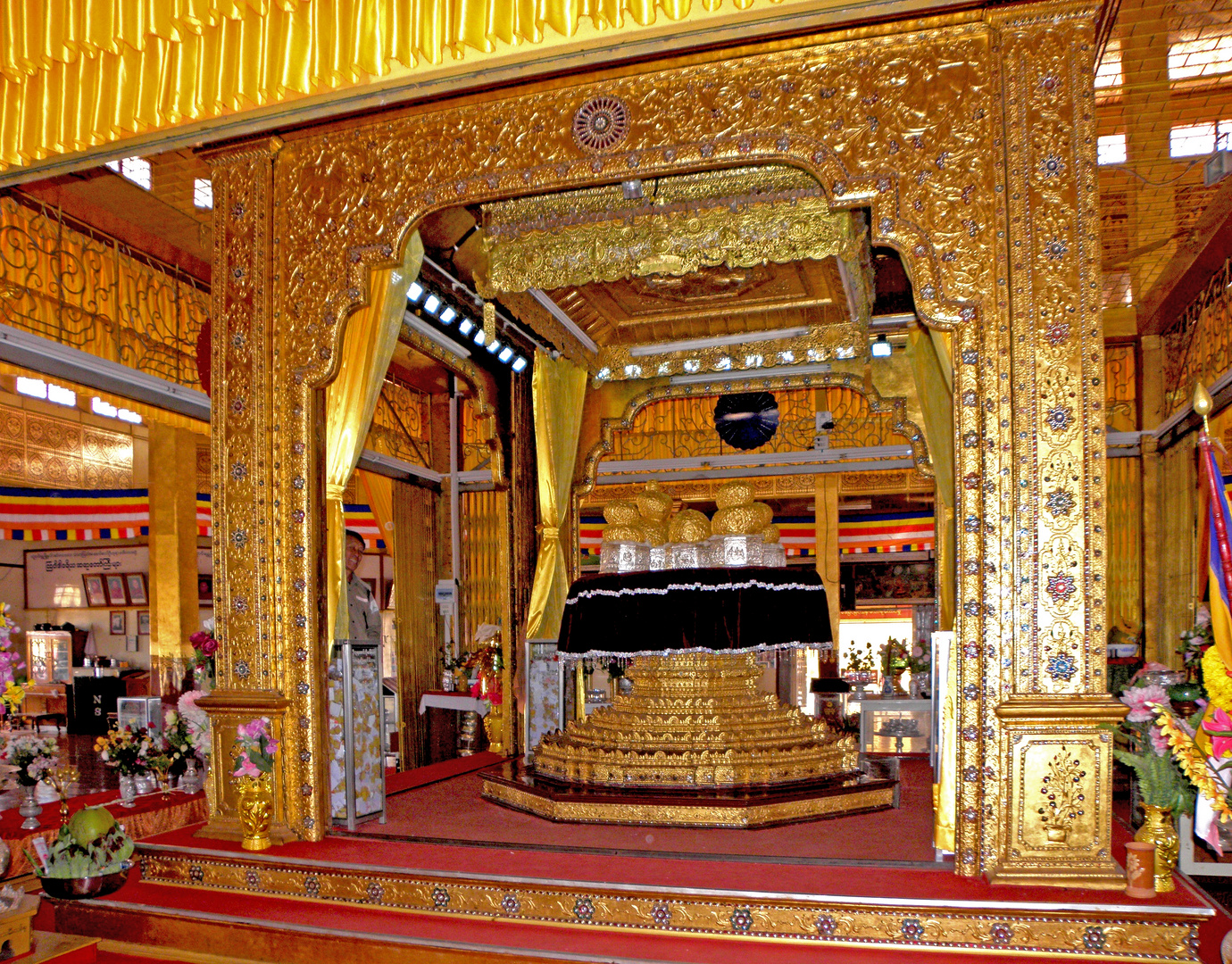 die fünf Buddha in der Paug Daw U Pagode