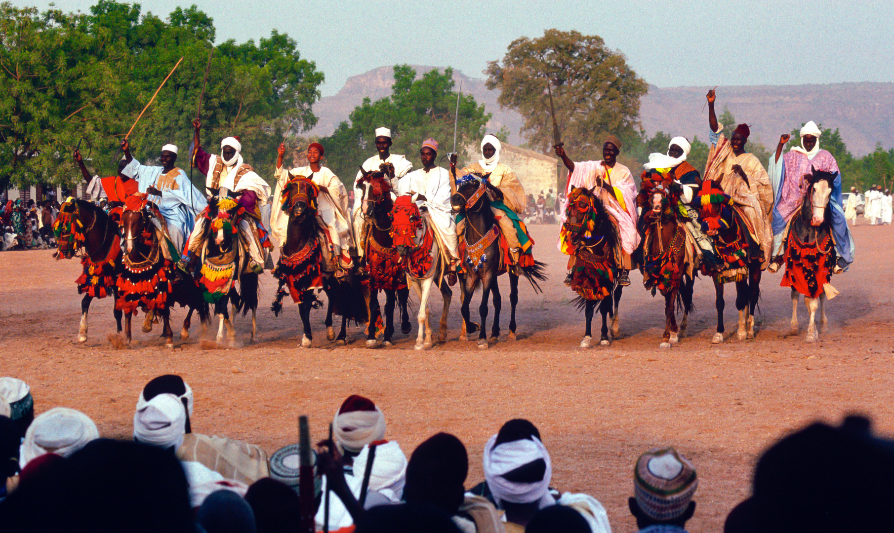 Die Fulani-Reiter zeigen sich den Chefs