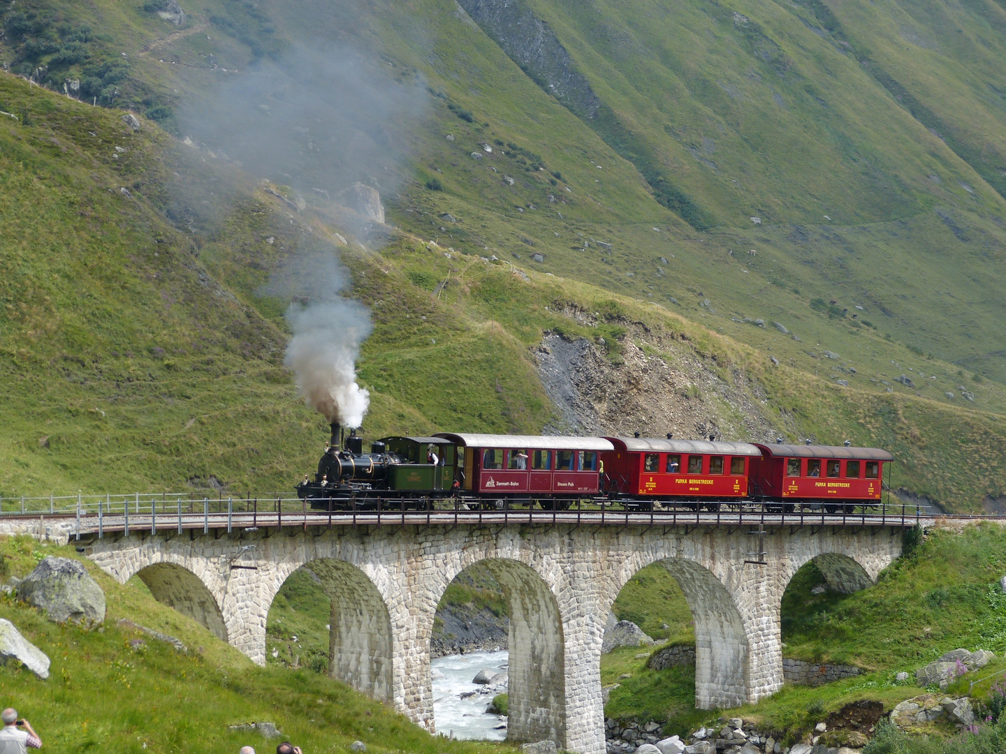 Die Furka Bahn auf dem Steintafelviadukt