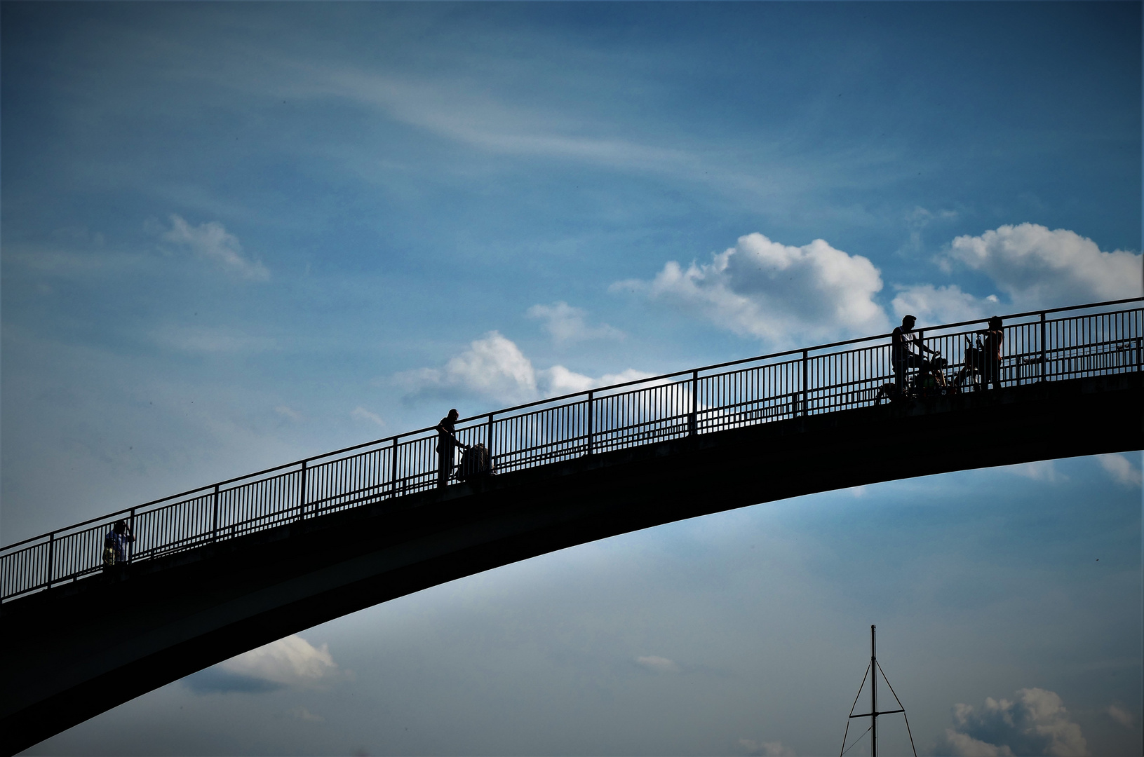 Die Fußgänger-Brücke 