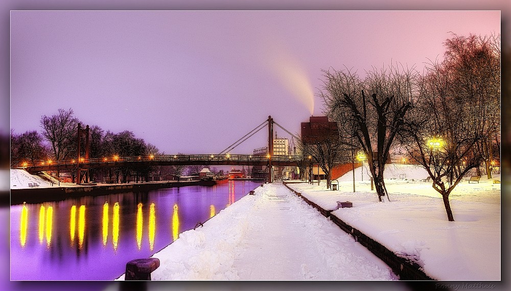 Die Fußgängerbrücke in Anklam im Winter