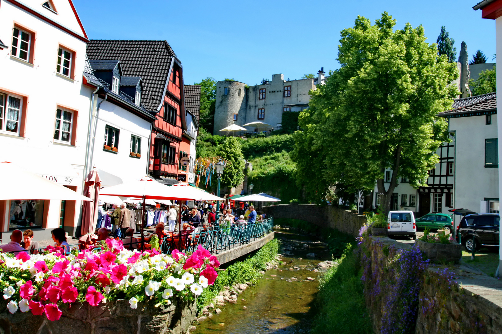 Die Fußgängerzone mit den alten Fachwerkhäusern entlang der Erft in Bad Münstereifel.