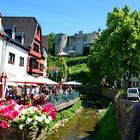 Die Fußgängerzone mit den alten Fachwerkhäusern entlang der Erft in Bad Münstereifel.