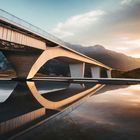 Die futuristische Brücke in den Bergen