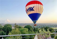 Die Gäste kommen mit dem Ballon zum Abendbrot.