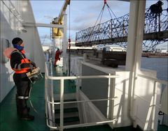 die Gangway wird an Bord geholt.....