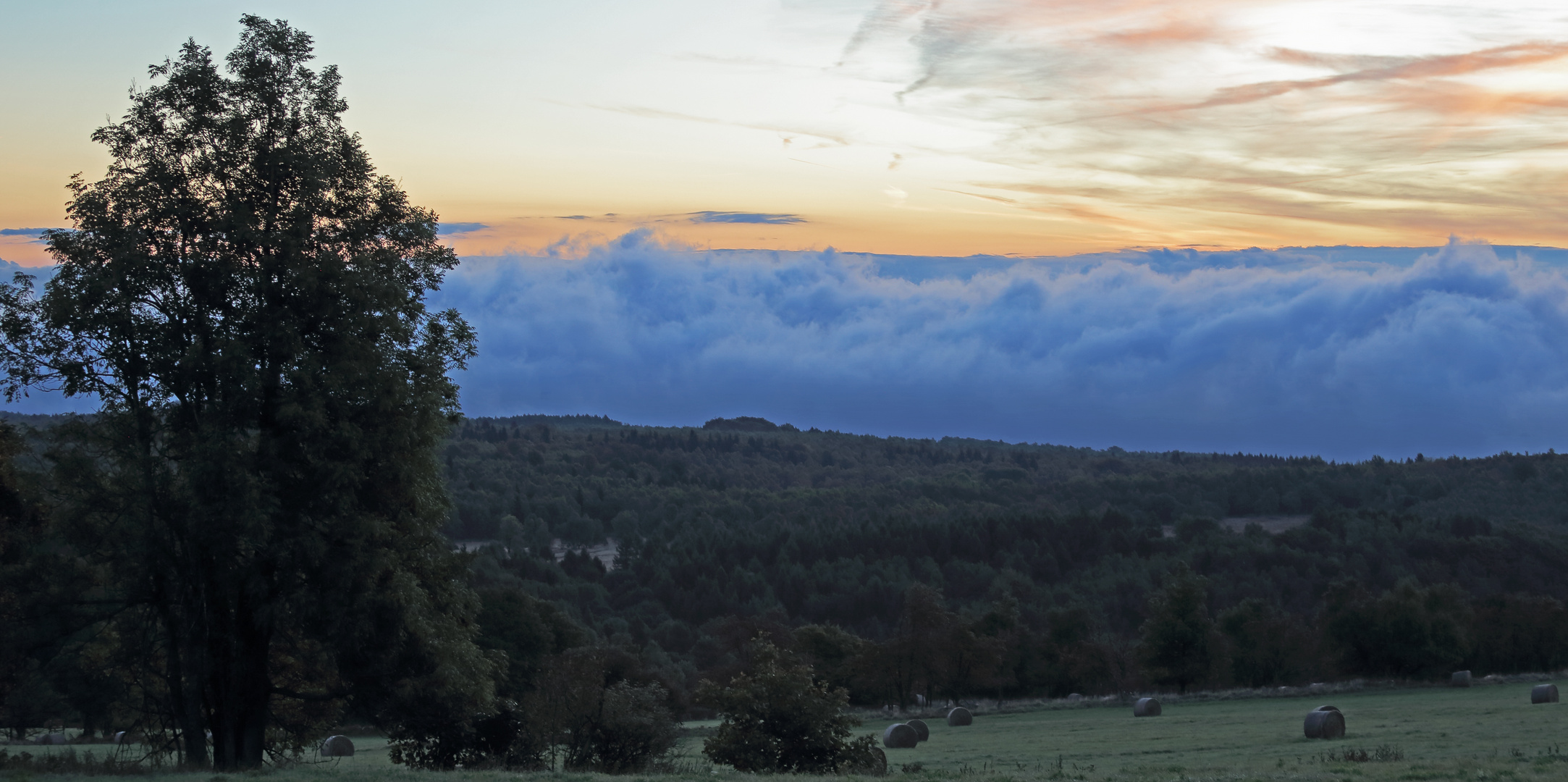 Die ganz besondere Stimmung gestern vor Sonnenaufgang auf dem Gebirgskamm...