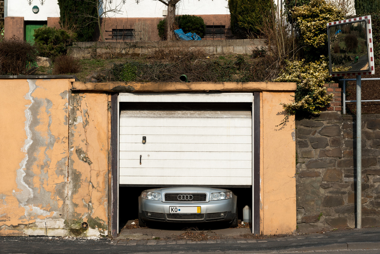 Die Garage Ist Zu Klein Foto Bild Architektur Profanbauten Garagen Bilder Auf Fotocommunity