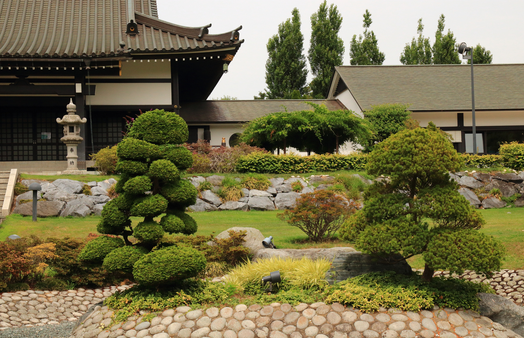 Die Gartenanlage vor dem Buddistischen Tempel Foto & Bild architektur