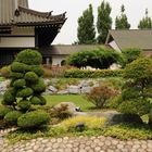 Die Gartenanlage vor dem Buddistischen Tempel