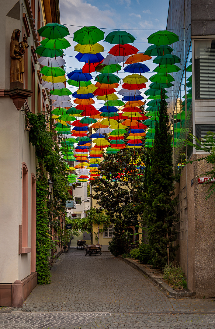 Die Gasse der Schirme