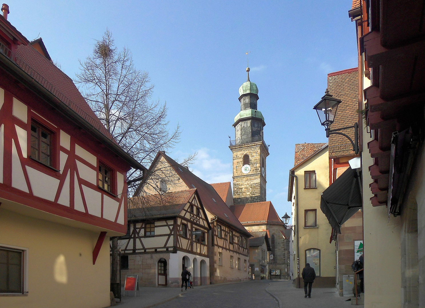 die Gasse herauf