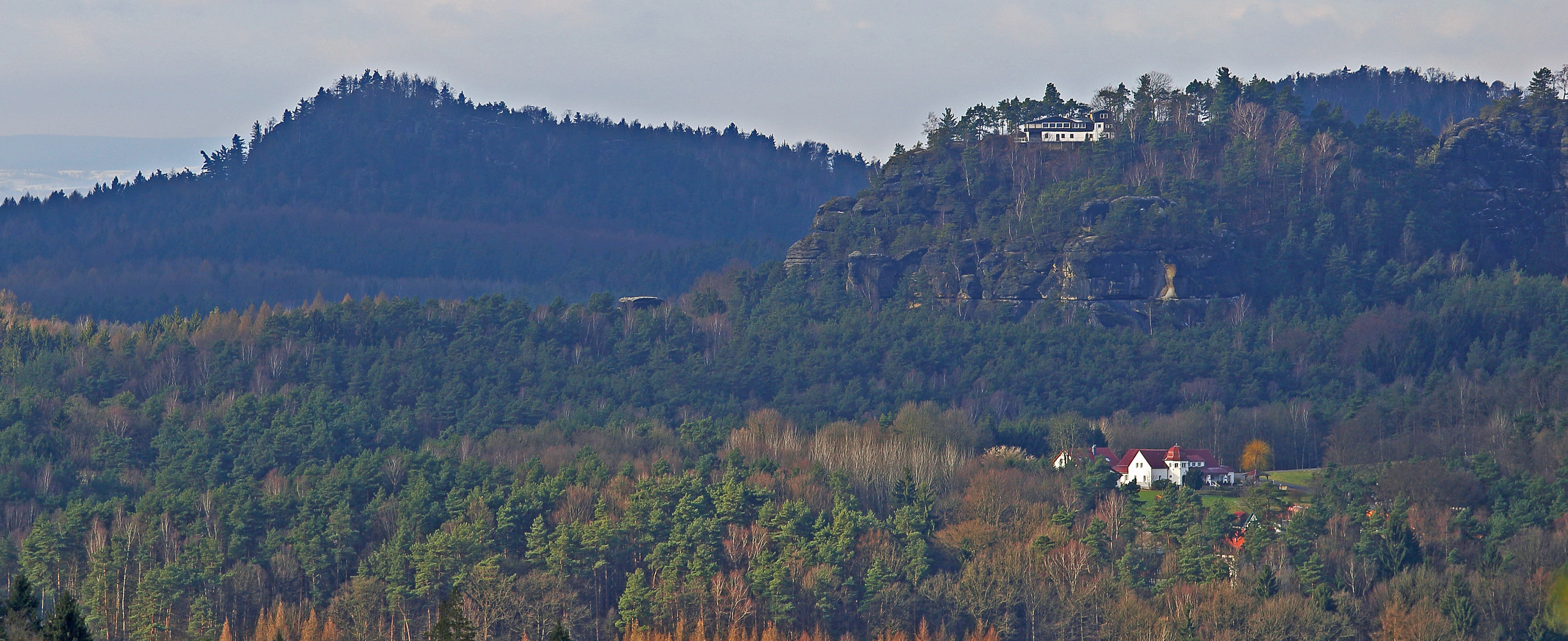 Die Gaststätte und somit der östlichere  Gipfleteil des Rauensteines in der Sächsischen Schweiz...