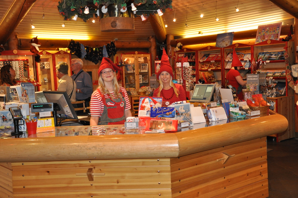 Die Gehilfen des Weihnachtsmannes am Polarkreis im Weihnachtsdorf