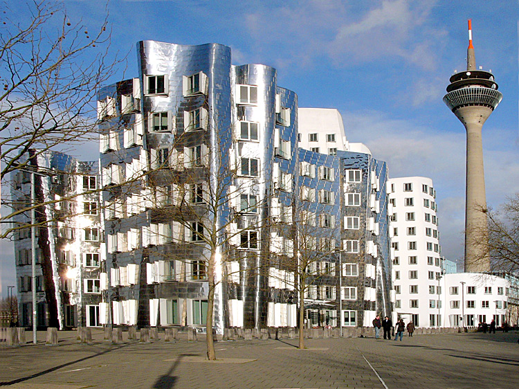 Die Gehry-Häuser bei Sonne