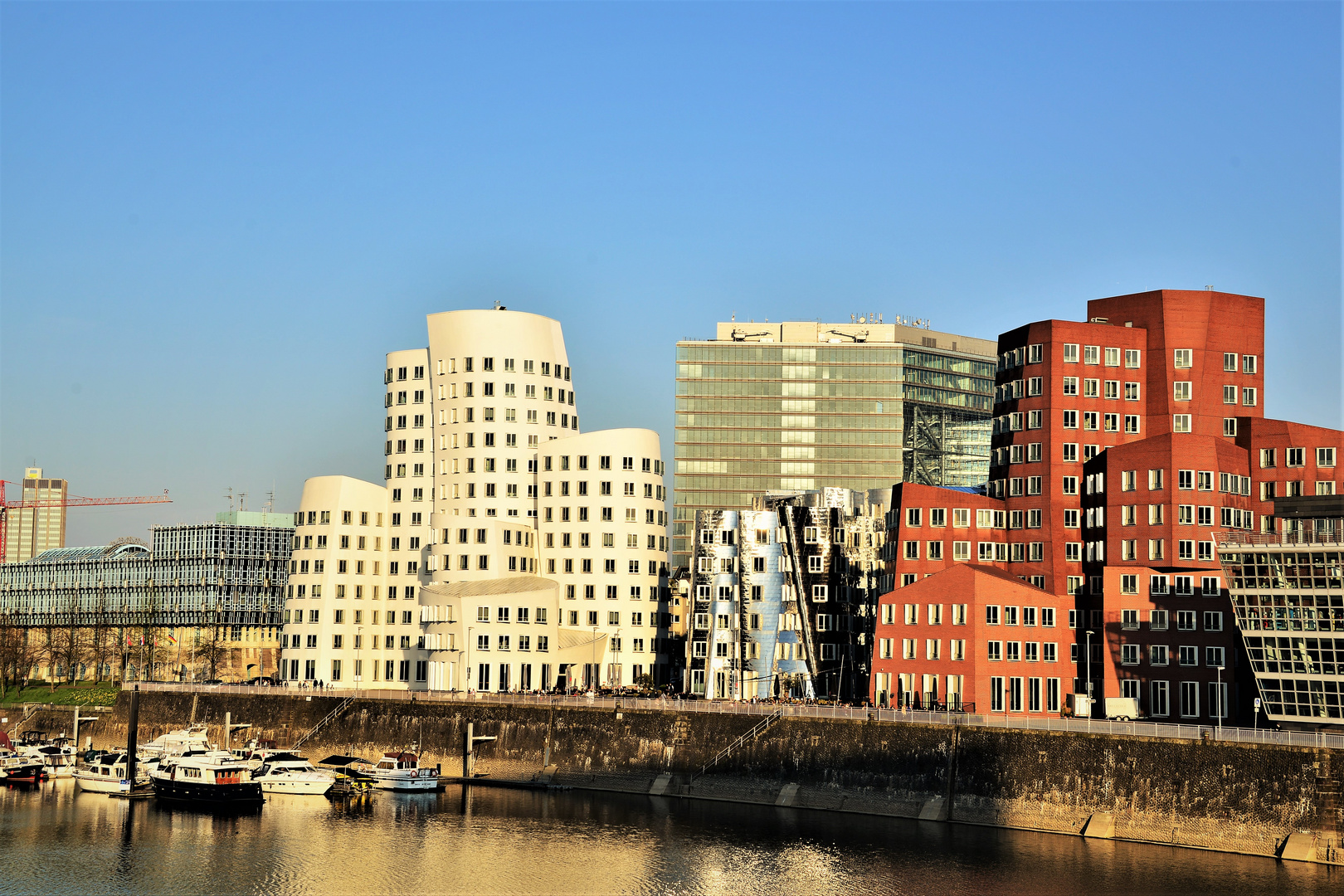 Die Gehrybauten im Medienhafen in Düsseldorf 