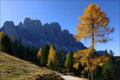 die Geislerspitzen im herbstlichen Morgenlicht