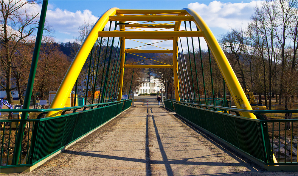 Die gelbe Brücke