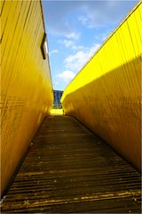 Die gelbe Holzbrücke