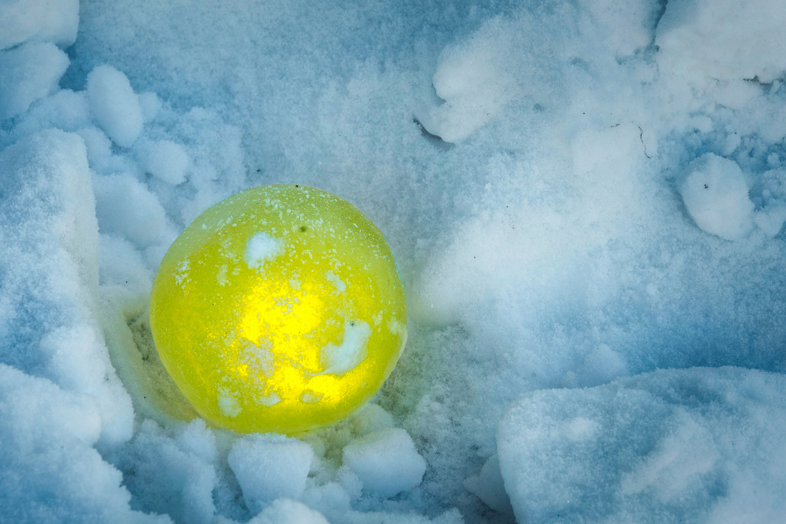 Die gelbe Kugel im Schnee