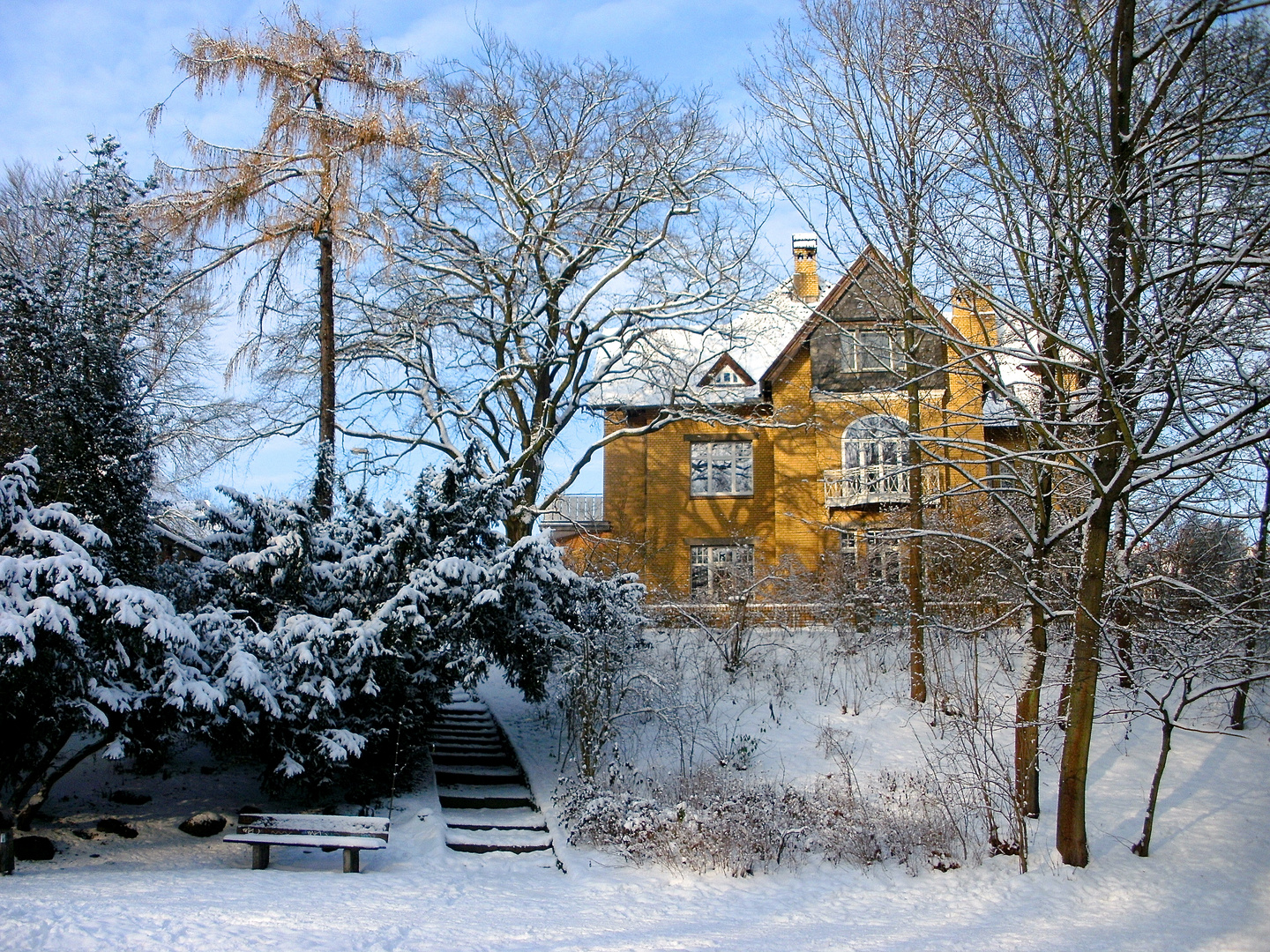 Die gelbe Stadtvilla