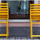 Die gelben Stühle