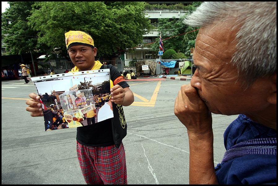 Die Gelben they want see Thaksin in prison...........a neutral Thai looks sceptical