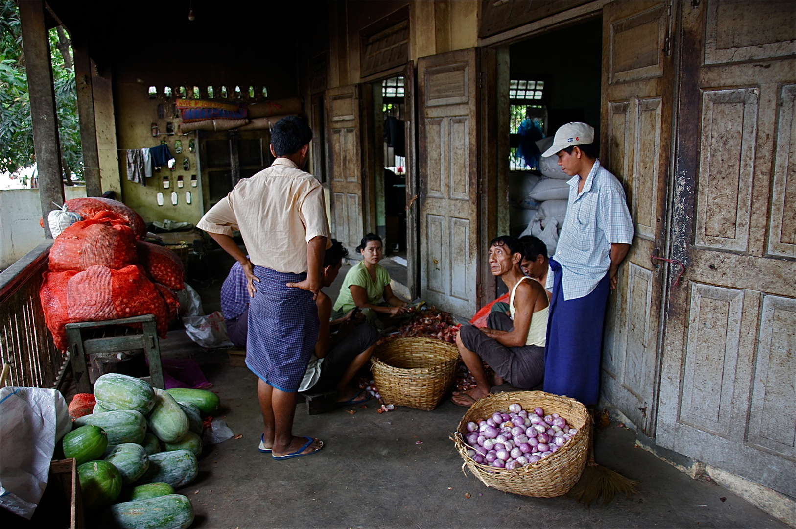 die gemüsefachabteilung der klosterküche, amaprua, burma 2011