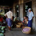 die gemüsefachabteilung der klosterküche, amaprua, burma 2011