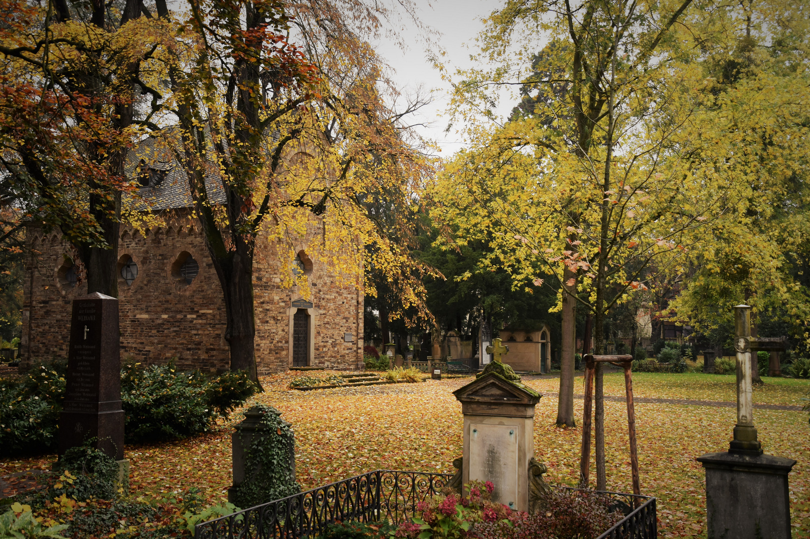 ... Die Georgskapelle auf dem Alten Friedhof Bonn ...