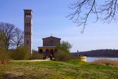 Die gerettete Heilandskirche am Port von Sacrow