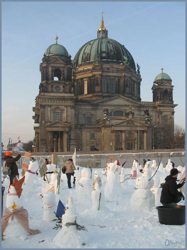 Die „geretteten“ Schneemänner und –frauen“ 1 am Schoßplatz, Berlin-Mitte